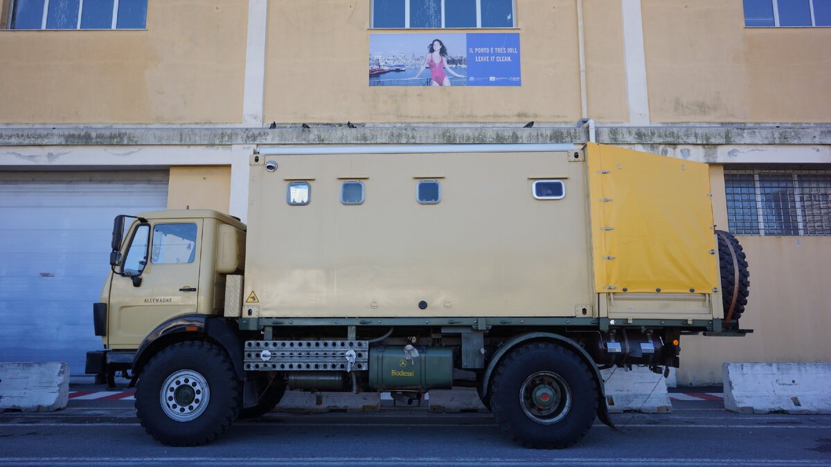 Немецкий грузовик, владельцы которого поехали в Африку на пол года (Марокко, Алжир, Тунис, Мали, Мавритания)