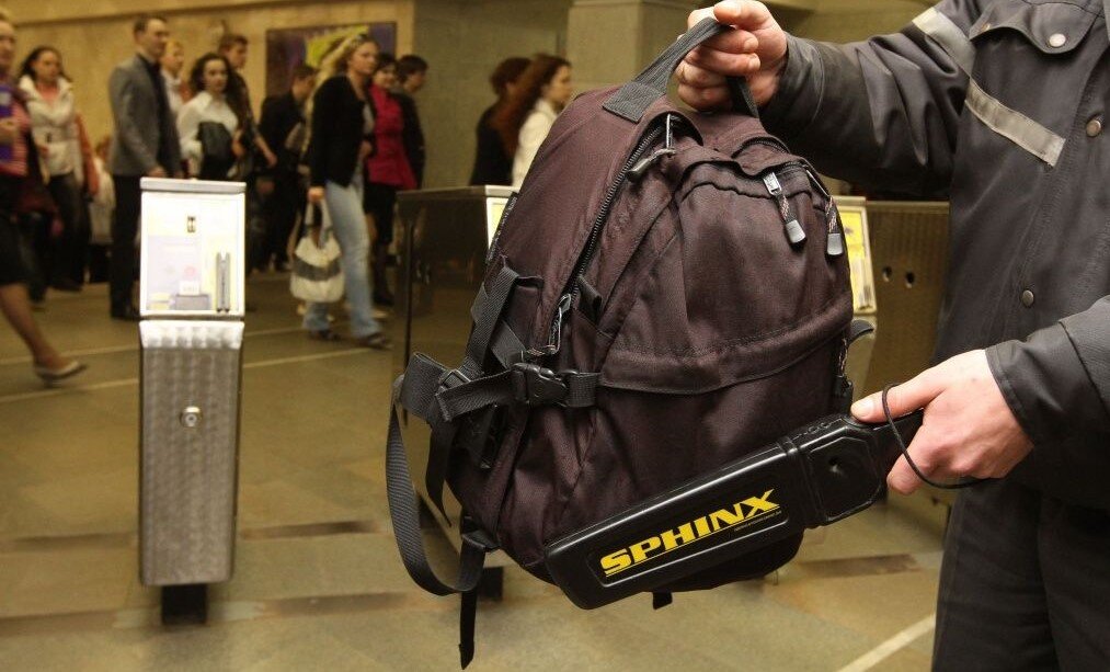 Осмотр рюкзака с использованием ручного металлодетектора