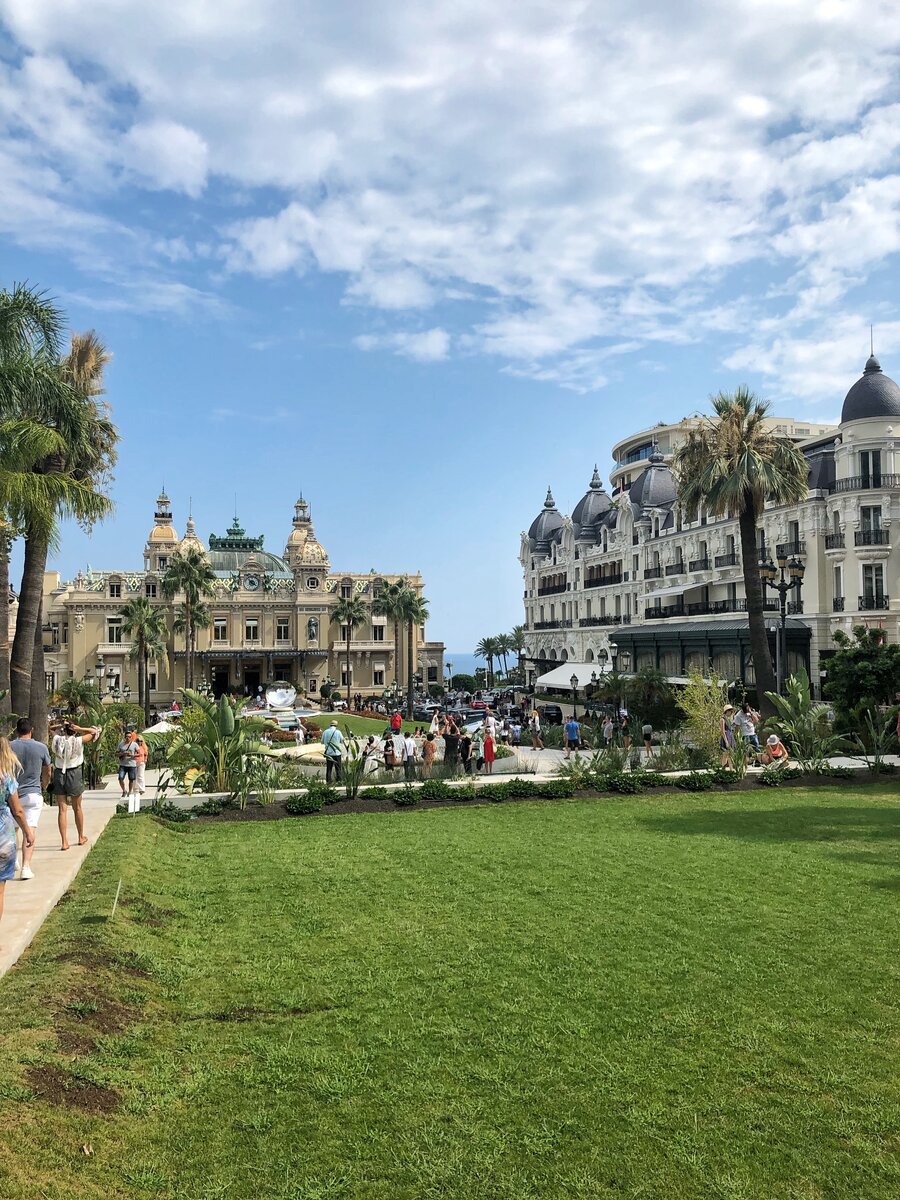 Монте-Карло. Возле главного казино. Фотография из личного архива