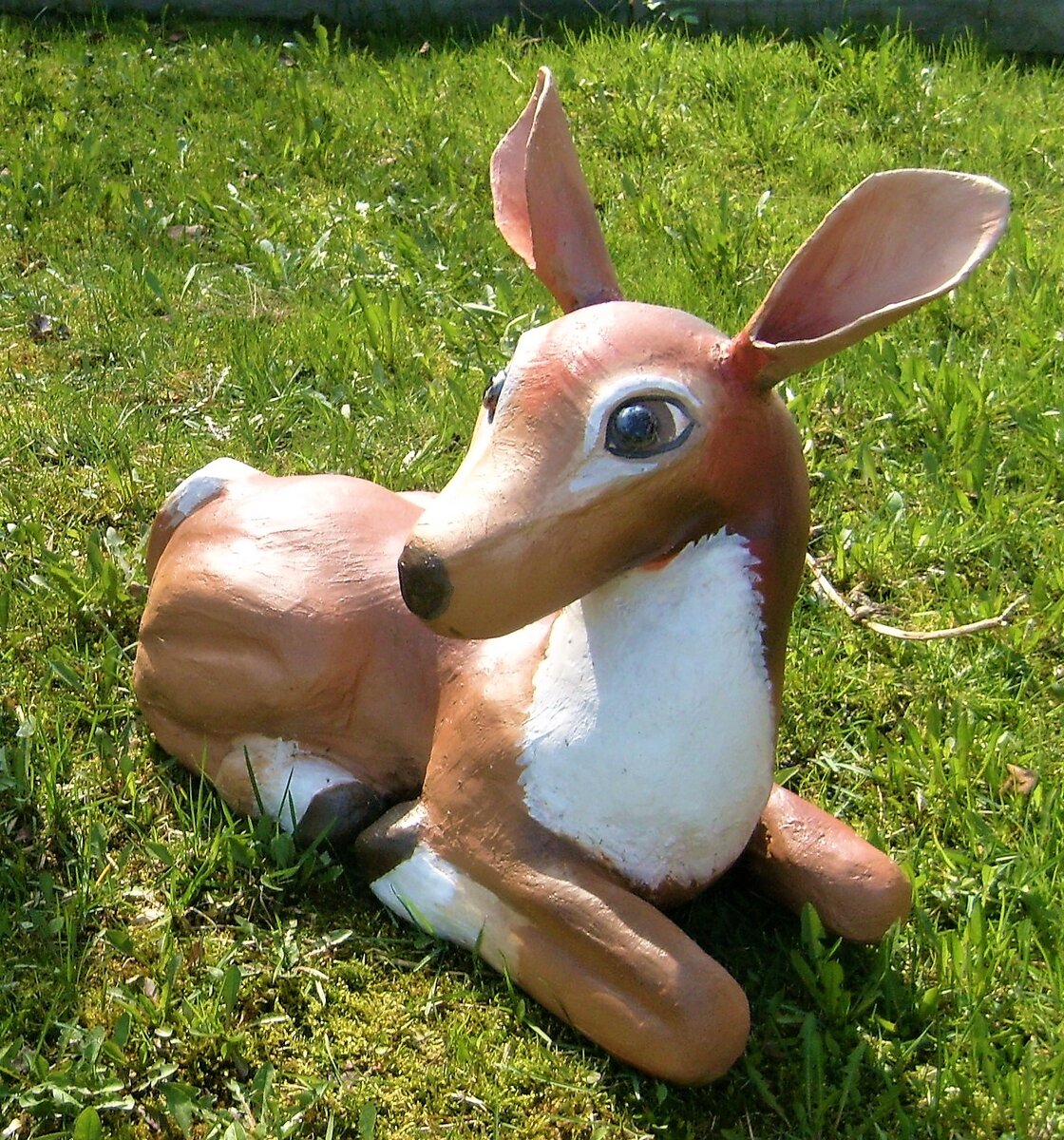 Скульптура оленя.