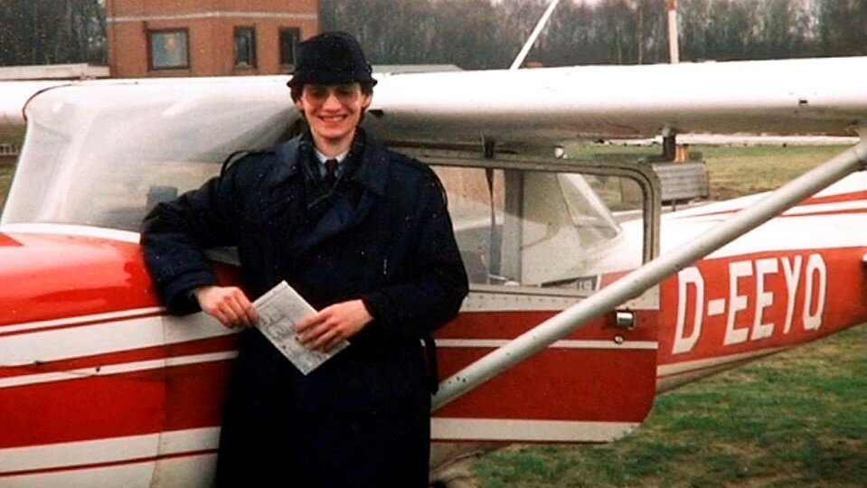 Матиас на фоне учебной Сессны-172 Skyhawk