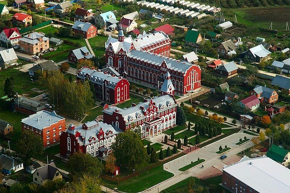 В дали виднеются бочки, где мы студенты жили. (Фотография с просторов интернета). 