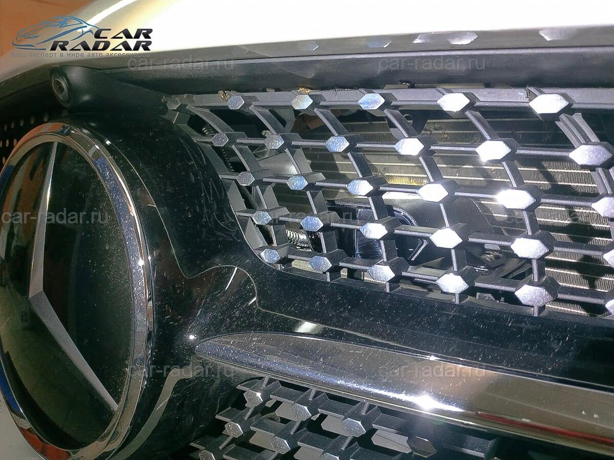 радар-детектор Neoline X-Cop R750 установлен под решеткой. Листайте карусель