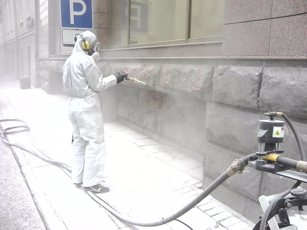 Очистка фасада здания с помощью пескоструйного аппарата (современное фото).