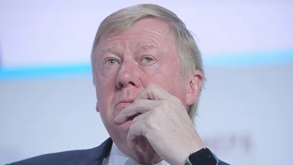  "Никогда не делай ставку на поражение Америки!" — именно этот лозунг любят использовать как американские политики, так и ксенопатриоты США, живущие в России и работающие в российском инфополе. Можно долго рассуждать о том, насколько эта позиция оправданна, но стоит отметить интересную особенность нынешнего экономического кризиса, через который проходят наши заокеанские партнеры: американские миллиардеры массово демонстрируют, мягко скажем, скептическое отношение к перспективам США, финансовых рынков и вообще ведут себя не очень патриотичным образом. Более того, даже те из них, которые до сих пор играют роль вечных оптимистов, на практике оказываются скептиками — и это видно из их собственных действий и инвестиционных решений.В пятницу рынки были ошарашены новостью о том, что известнейший инвестор-миллиардер Уоррен Баффет решил продать 84% своих акций влиятельного банка Goldman Sachs.15 мая, 13:17Эксперт оценил возможный ущерб мировой экономике от COVID-19Хотя Баффет не распродал все свои обширные вложения в бумаги американских компаний, жест все равно получился знаковым: в 2009 году, на фоне финансового кризиса и тотальной паники на рынках, миллиардер купил увесистую долю именно в Goldman Sachs, что было тогда воспринято как доказательство несгибаемой веры известного инвестора в перспективы американской экономики и банковского сектора. Сейчас, в условиях коронавирусного падения экономики, Баффет решил бросить в рыночную топку именно эти акции, причем до этого он полностью ликвидировал свои миноритарные доли во всех американских авиакомпаниях, что в сумме указывает на довольно пессимистичный взгляд "пророка из Омахи" на то, что ждет США в будущем. Несмотря на заверения самого миллиардера о том, что все будет хорошо, его действия говорят об обратном.Другой миллиардер, создатель инвестиционного фонда Appaloosa Management Дэвид Теппер, заявил в интервью телеканалу CNBC, что только один раз в истории цены на акции американских компаний были более завышенными по сравнению с их справедливой стоимостью, чем сейчас, — и это было в далеком 1999 году, как раз в преддверии знаменитого "кризиса доткомов", который обвалил американские рынки. Как отмечают журналисты CNBC, оценки Теппера часто двигают весь рынок акций в США: "Это снова произошло в тот день, когда он сделал очередное предупреждение. И вскоре после его интервью индекс Доу — Джонса в этот торговый день достиг своего минимума".17 мая, 03:00Британский эксперт: коллапс экономики из-за пандемии – реальный сценарийЭкс-партнер Джорджа Сороса и крайне уважаемый в международных экономических кругах миллиардер-финансист Стэнли Дракенмиллер высказался еще жестче, обозначив негативный сценарий как для финансовых рынков, так и для американской экономики в целом. Выступая на заседании Экономического клуба Нью-Йорка, Дракенмиллер заявил, что соотношение потенциальных рисков и потенциальной доходности в США сейчас "худшее за всю карьеру" легендарного финансиста. Более того, он даже не пожалел главную "священную корову" финансового мира — веру во всемогущество Федерального резерва США с его долларовым печатным станком, который ведомство не стесняется использовать для поддержки рынков. "Достигнут консенсус: не волнуйтесь, Федрезерв вас прикрывает", — сказал Дракенмиллер. И добавил: "Есть только одна проблема: наш анализ говорит, что это — неправда" (цитата по Bloomberg)."Молюсь о том, чтобы ошибиться на этот счет, но я просто думаю, что V-образное (то есть очень быстрое. — Прим. авт.) восстановление экономики (до докризисного уровня. — Прим. авт.) — это фантазия", — заявил экс-партнер Сороса.Еще один известный миллиардер, Марк Кьюбан, сформулировал проблему в более грубых терминах. "Думаю, что почти нереально предсказать, откуда возьмется потребительский и корпоративный спрос", — заявил он в интервью CNBC, сделав вывод о том, что оценить перспективы любого бизнеса сейчас вообще не представляется возможным.13 мая, 12:46Чубайс видит выход из COVID-кризиса в построении инновационной экономикиПо большому счету, коронавирусный шок вскрыл уже существующие проблемы, нажав одновременно на многие болевые точки мировой экономики в целом и экономик конкретных стран в частности. Парадоксальным образом именно эта безрадостная ситуация может стать важным фактором для сохранения мира на планете: если бы экономика США была в лучшей форме, то Вашингтон вполне мог воспользоваться возможностью для реализации каких-нибудь авантюрных геополитических планов в отношении Китая или России. Даже сейчас в Вашингтоне многие выступают за максимально агрессивную антикитайскую политику, включающую возможную экспроприацию китайского портфеля американских государственных облигаций стоимостью в триллион долларов, а также силовые провокации в Южно-Китайском море, не говоря уже о санкциях. Но все эти наполеоновские планы пока наталкиваются на ограничения, вызванные экономическим кризисом и эпидемией. И даже патриотически настроенное агентство Bloomberg задается неудобным вопросом: "Может ли разоренная Америка вести холодную войну с Китаем? Коронавирус объединил американцев против агрессии Пекина, но он также опустошит бюджет Пентагона".Неутешительный для США и довольно приятный для всего остального мира ответ заключается в том, что, скорее всего, по-настоящему масштабный конфликт для Вашингтона сейчас будет слишком дорогим удовольствием, что, впрочем, не гарантирует того, что администрация Трампа (или администрация Байдена) не попробует пойти на такой конфликт в любом случае, независимо от последствий. Можно предположить, что финансировать геополитические авантюры, так же как и восстановление экономики, будут пытаться с помощью долларового печатного станка, но, судя по всему, даже значимая часть американских миллиардеров-финансистов не верят в его всемогущество — иначе бы они массово скупали все акции и другие американские активы, до которых вообще могли бы дотянуться. Предсказывать траекторию экономического восстановления конкретных стран и мира в целом — неблагодарное занятие, особенно в условиях высочайшей эпидемиологической неопределенности. Но с уверенностью можно сказать одно: если американским миллиардерам страшно (а в их заявлениях читается именно страх), значит, есть определенные шансы на то, что на выходе из эпидемии мировая экономика сильно изменится — и эти радикальные изменения будут не в пользу тех, кто до сих пор считает США бесспорным мировым гегемоном. 