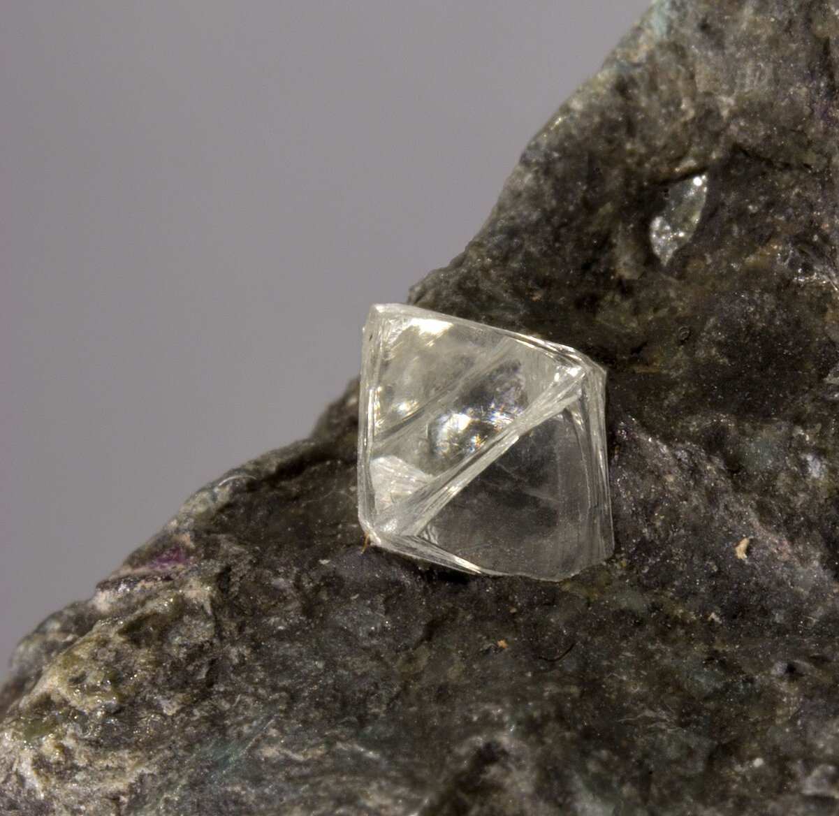 Найти алмаз среди. Кимберлит минерал. Алмаз в кимберлите. Алмаз руда Кимберлит. Алмазная порода Кимберлит.