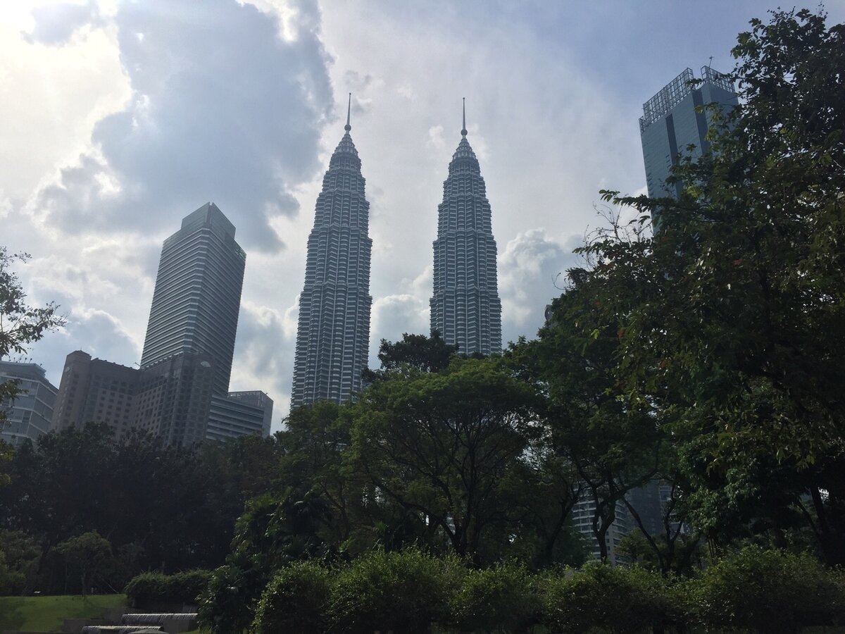 Башни Петронас- одна из главных достопримечательностей Куала-Лумпур. Малайзия.