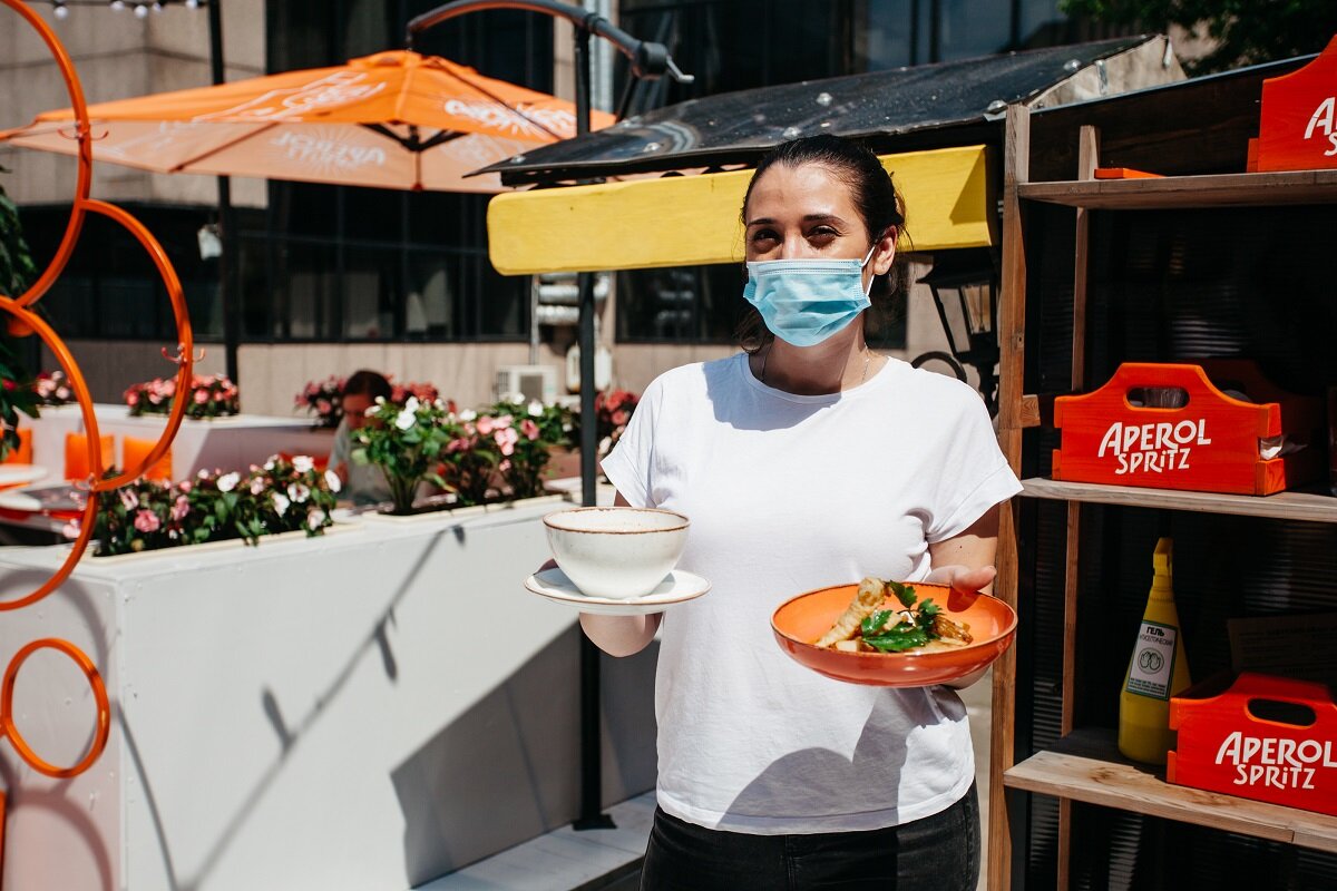 Защитные маски скрывают улыбки официантов, но не радость от долгожданного открытия. Фото: Владимир Ольгин.