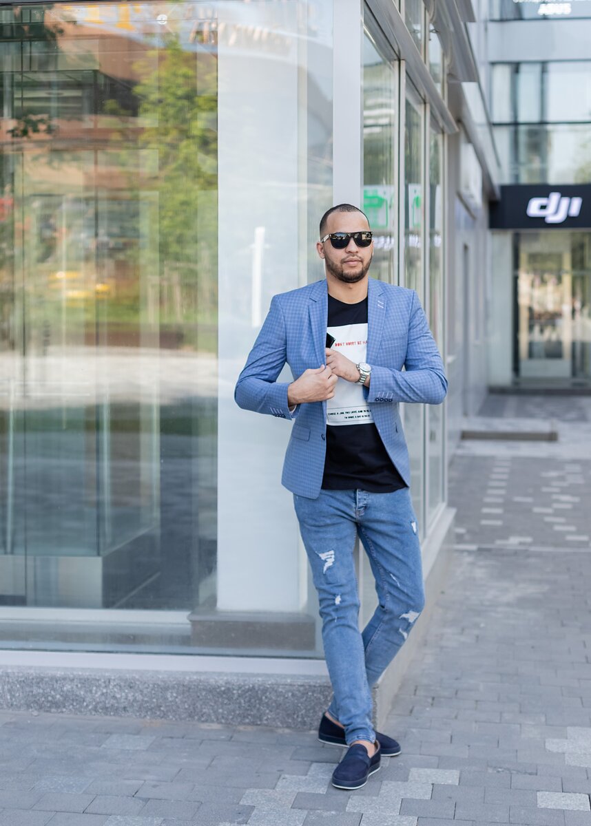 Фото автора блога подпирающего стену