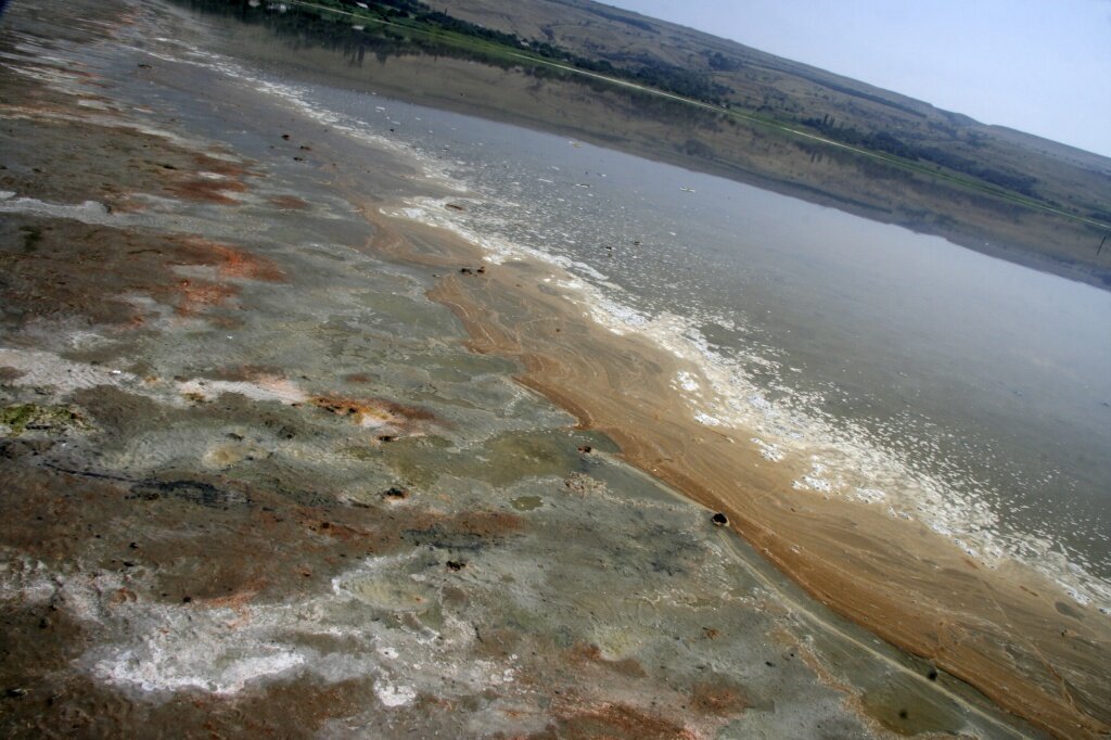 Пусть вблизи это озеро не так блещет своей красотой, но блещет полезностью свойства грязи этого озера. Своего рода Мёртвое море Ставрополья, рядом и бесплатно. Заранее хотелось бы предупредить об отсутствии тени, и запастись пресной питьевой водой. 