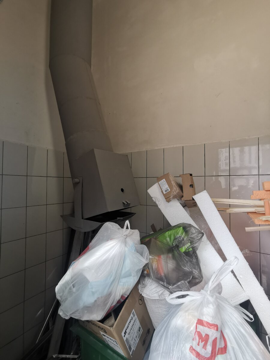 Если бы мусоропровод не был закрыт, то эти коробки и строительный мусор были бы уже в его стволе. И надолго