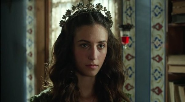 Илгаз Фырат сыграла Эсмехан-султан, дочь Селима и Нурбану в "Великолепном веке"