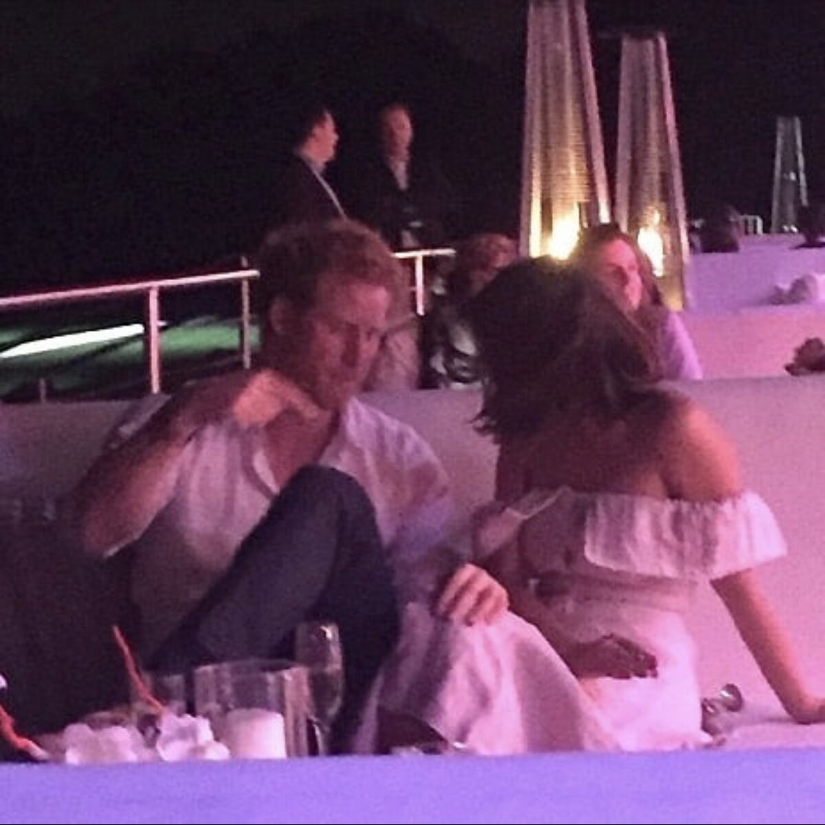 Каков негодник, за коленку сразу - хвать:)