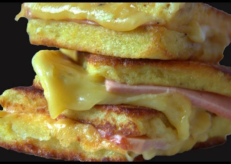 Вкуснейшие горячие бутерброды на завтрак за 5 минут! Горячие бутерброды — отличное решение для завтрака или перекуса.
Быстро, просто и бюджетно. И очень — очень вкусно!
Удачными их можно назвать, если в них есть хрустящая корочка, нежный мякиш, сочная начинка и красивая подача.
С помощью этих бутербродов вы легко и вкусно накормите всю семью и ваших гостей.