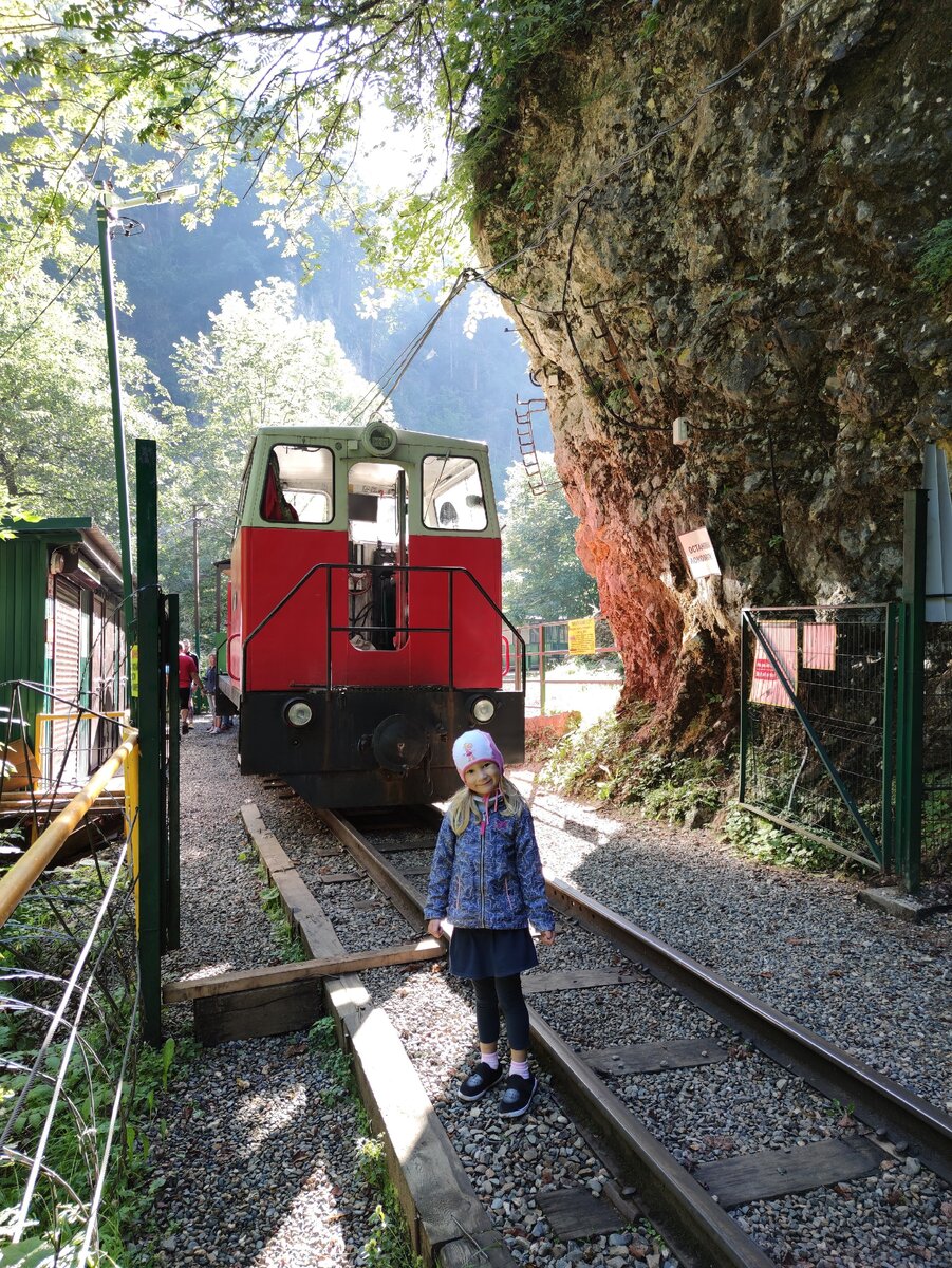 гуамское ущелье в краснодарском крае паровоз. апшеронская узкоколейка ущелье. гуамское ущелье паровоз. мезмай поезд гуамское ущелье. гуамское ущелье узкоколейка.