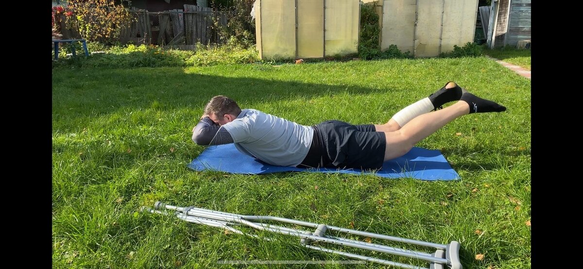 Дмитрий - реабилитолог.  На собственном примере показывает, как восстанавливается после операции на голеностопном суставе при помощи суставной гимнастики.