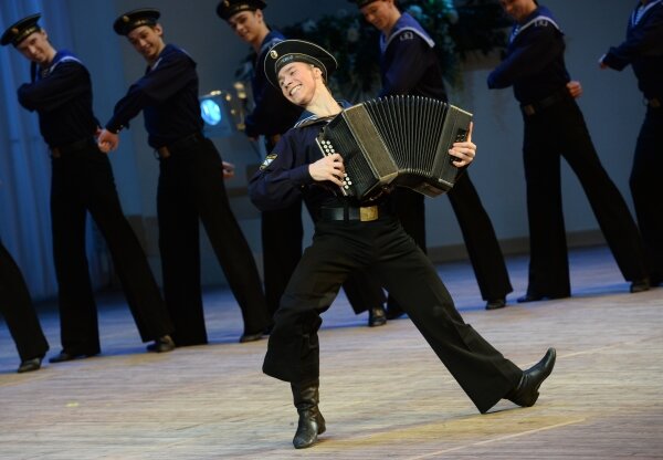 Матросский танец яблочко. Матросский танец яблочко. Танец матросский танец яблочко. Русский народный танец яблочко. Исполнение танца яблочко.