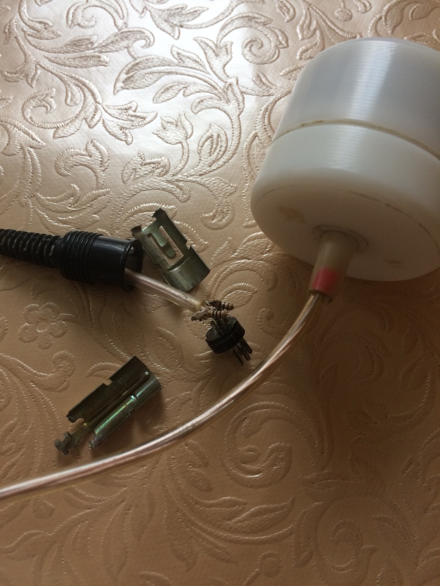 Комплектующие 50-х годов, явно с военного склада. Такие штекеры лет 30 не используются даже в России. Зато стоимость этой матрицы 8000 рублей. 