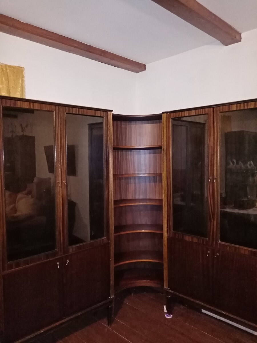 Вот такие книжные  шкафы и радиальная полка