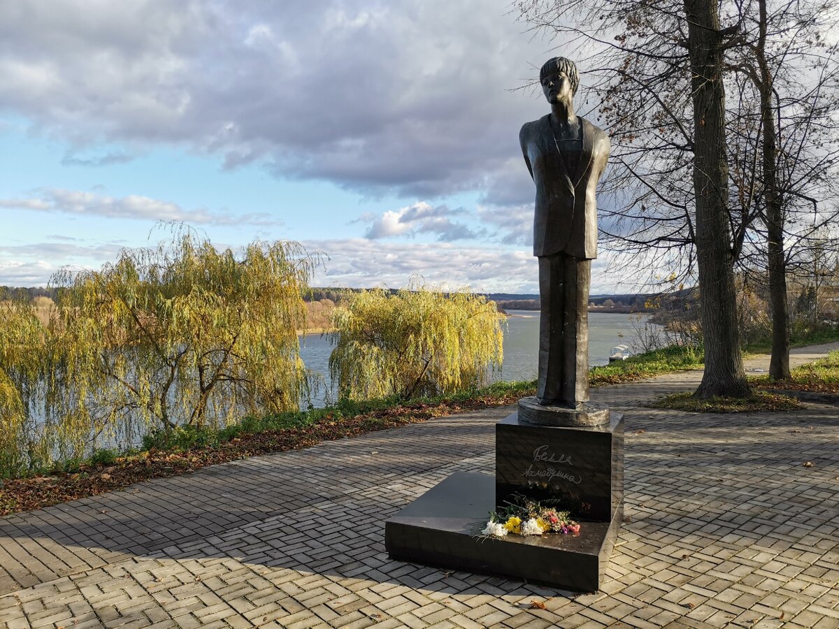 Таруса цветаева. Памятник Ахмадулиной в Тарусе. Памятник Белле Ахмадулиной в Тарусе. Памятник Белле Ахмадулиной.
