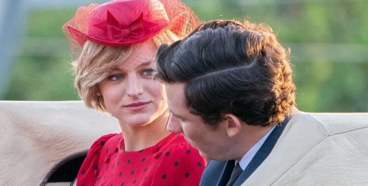 в кадре сцена из сериала "Корона"