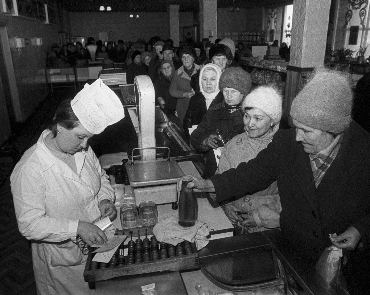 Очередь в продуктовом магазине СССР