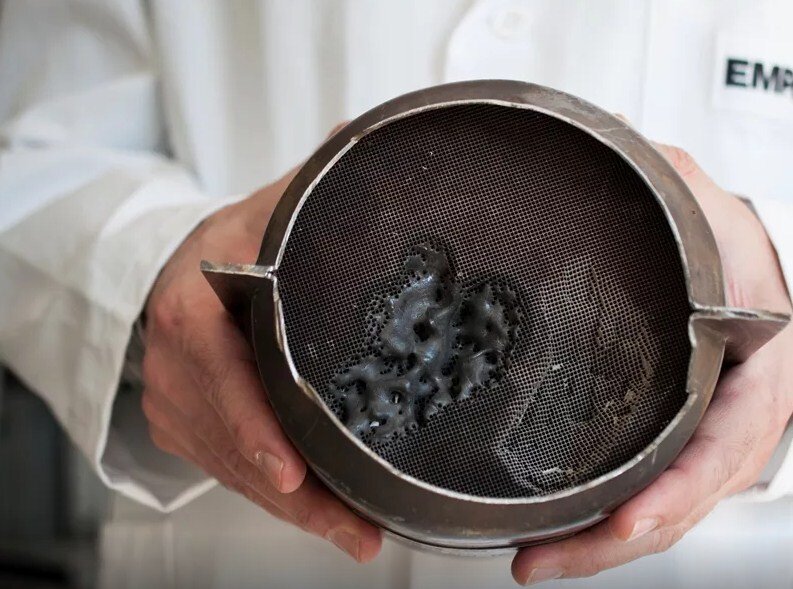 Оплавленный и частично разрушенный катализатор