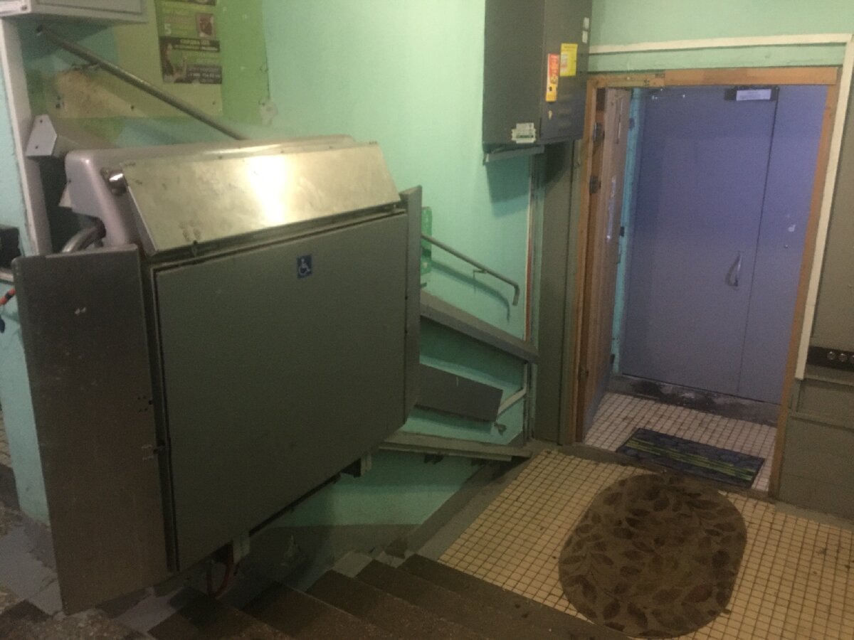 Подъемный механизм в подъезде