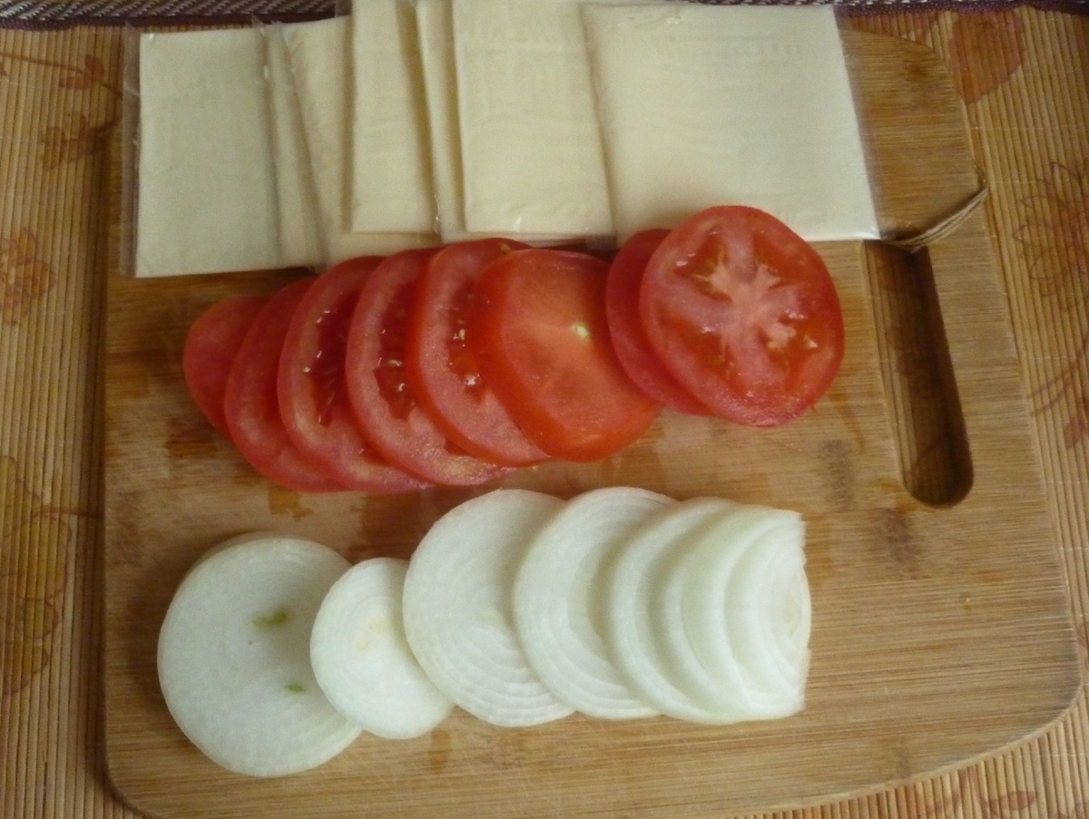 лук кольцами, помидоры колечками, сыр  