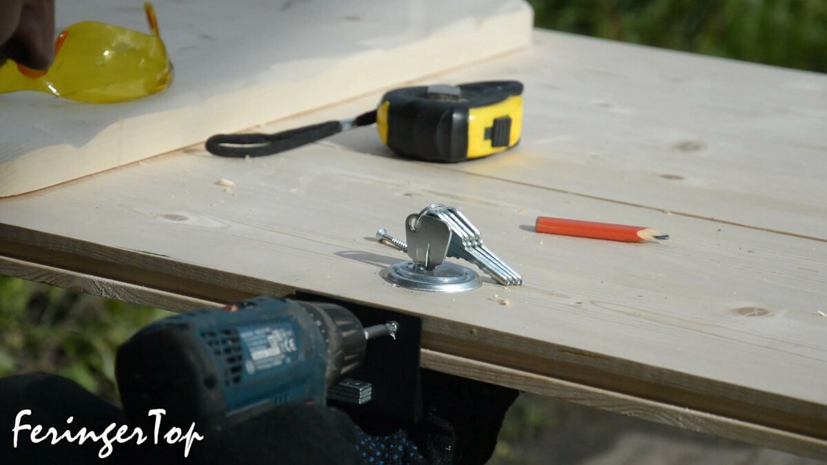 Здесь я врезаю замок во входную дверь