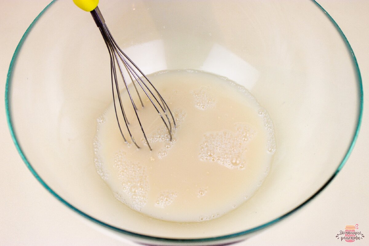 Приготовим тесто. В миску налить теплой воды, добавить сахар, дрожжи (если не уверены в дрожжах оставьте минут на 15, если жидкость покрылась пузырьками, значит дрожжи хорошие), белок, перемешиваем. 