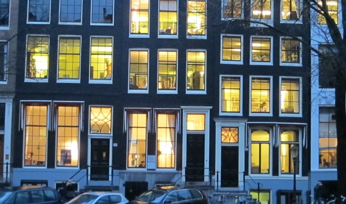 Открытые окна - демонстрация открытости закрытого по сути общества. youshouldgothere.com