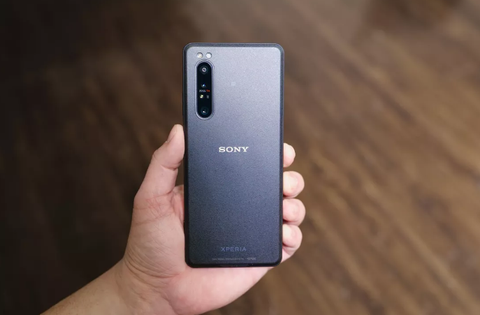 (Foro by Patrick Holland ) Sony Xperia Pro поставляется в черном цвете. При определенном освещении он выглядит темно-серым. Задняя и боковые стороны телефона находятся во встроенном корпусе.