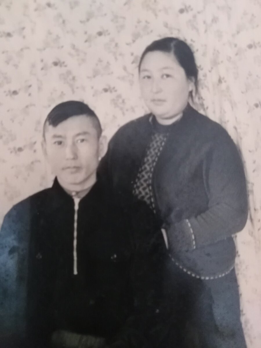 Бабушка, первая учительница в деревне. Дед, водитель в совхозе.