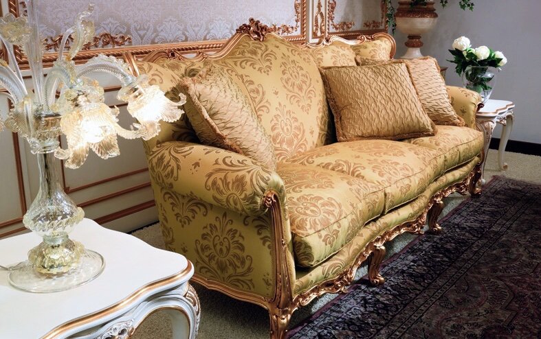Вычурно классические диваны лучше оставить для дворцов.