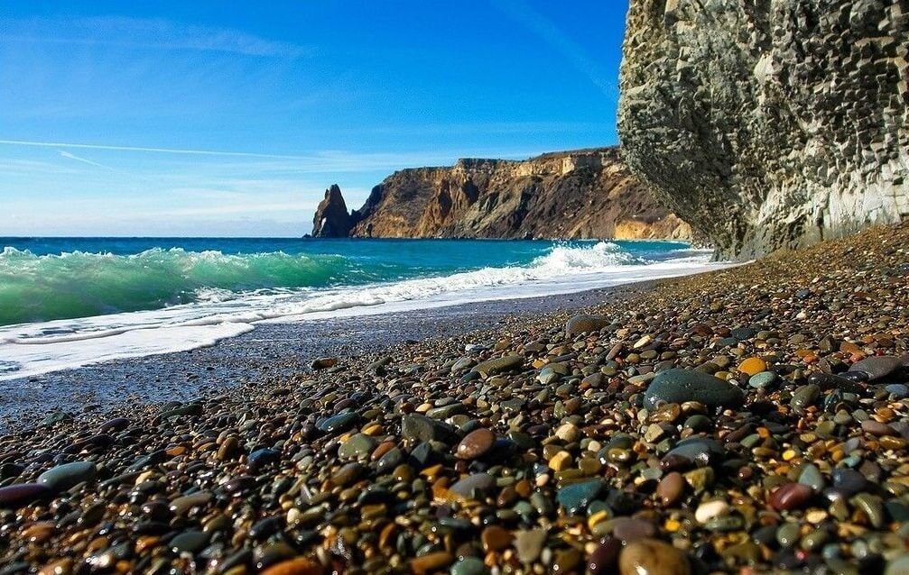 Яшмовый пляж. Мелкая цветная галька