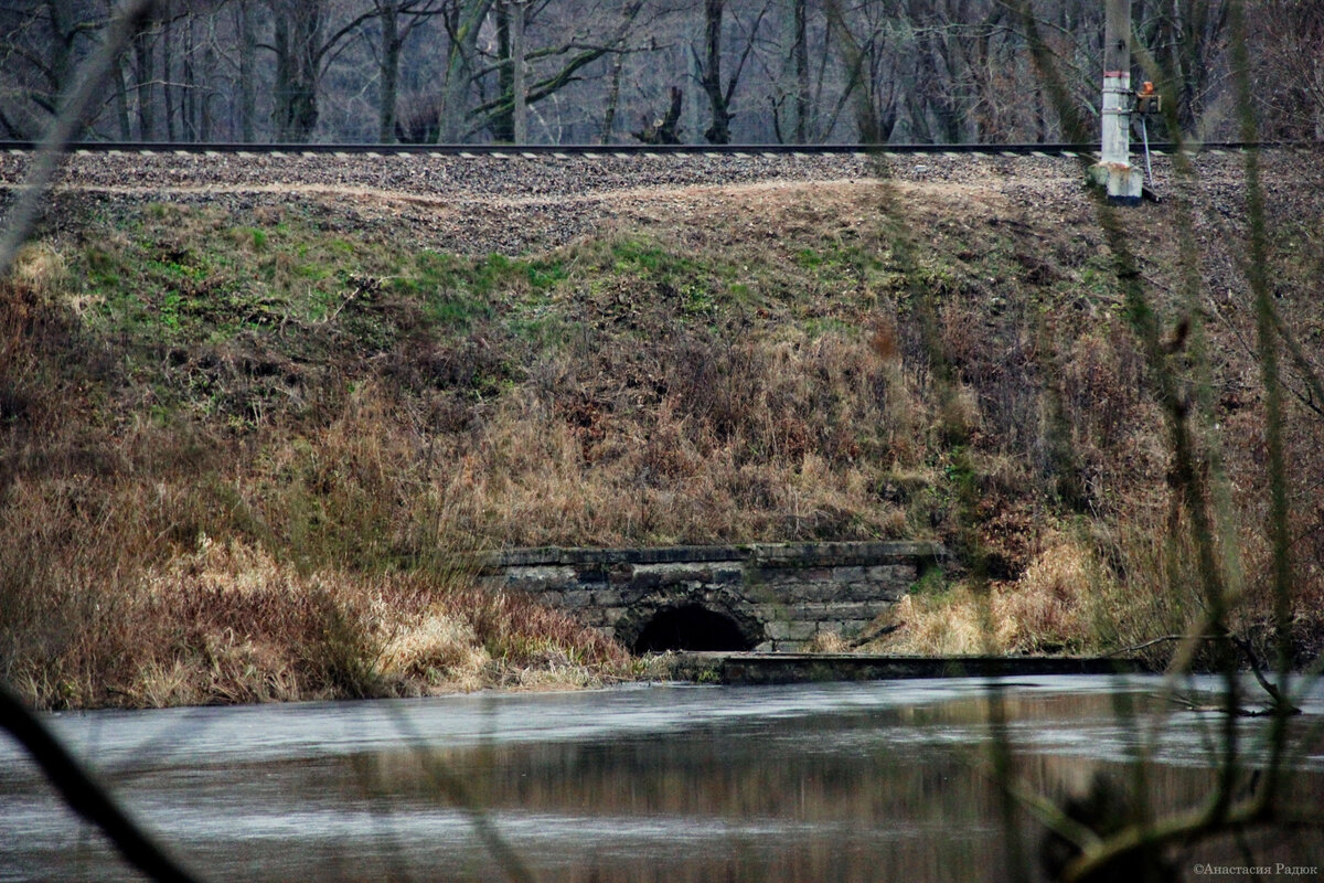 Железнодорожная дамба, разделяющая водохранилище на две части