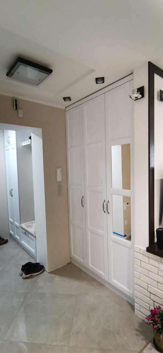 Прихожая в интерьере. В чем её особенность: наш заказчик приобрёл две квартиры на лестничной площадке и объединил их. Поэтому такой необычный коридор.