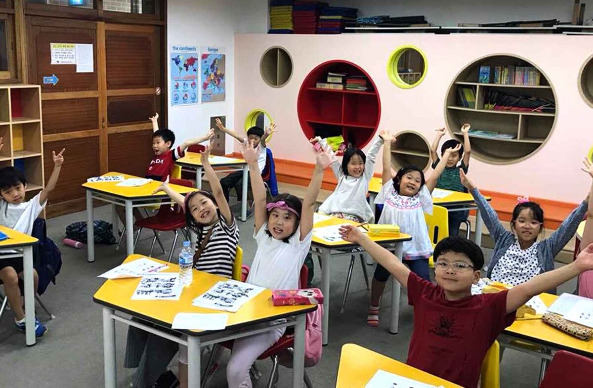 Классы в корейской школе. Начальная школа в Южной Корее. Южная Корея образование начальная школа. Корейские дети в школе. Образование в Корее начальная школа.
