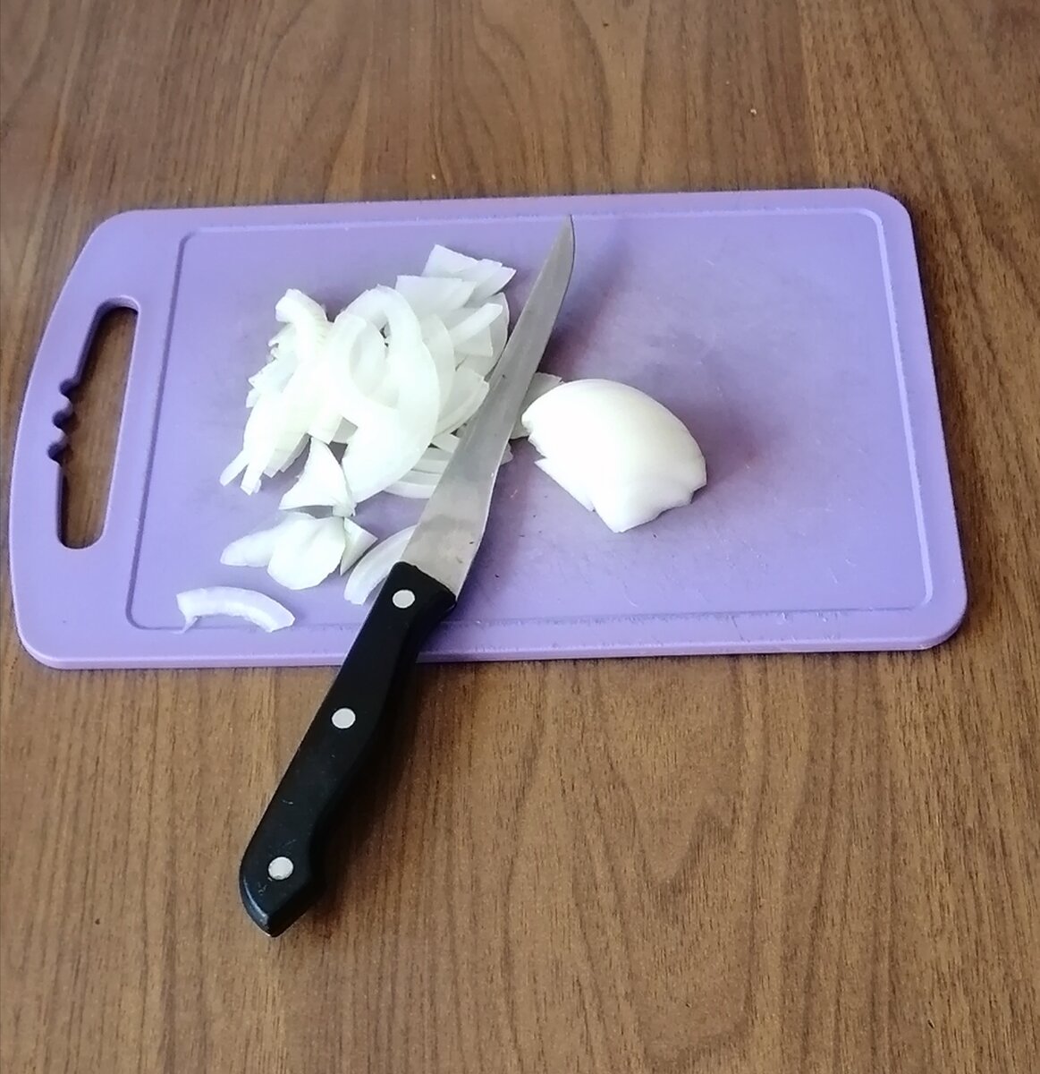 Нарезаю лук полукольцами. 