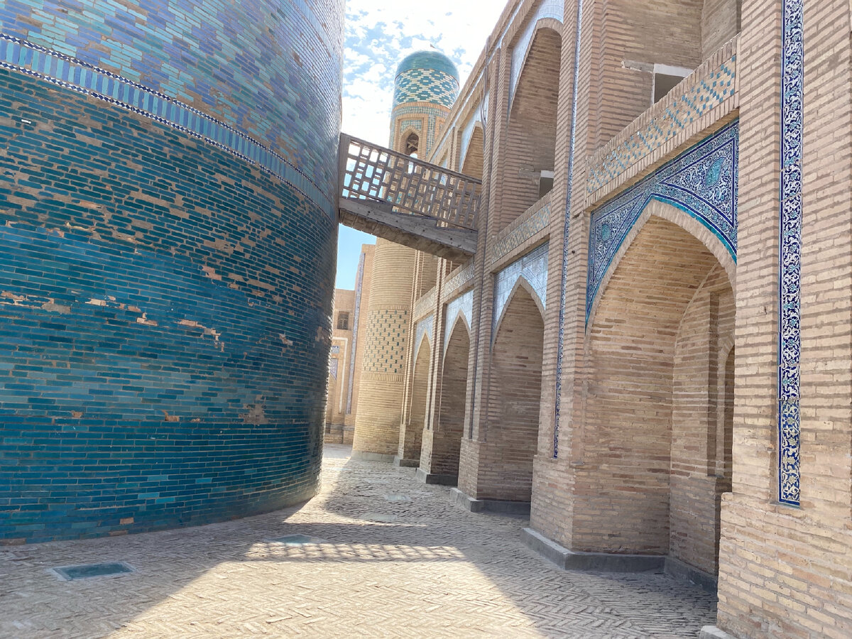 Лестница от медресе Мухаммад Амин-хана к необычному минарету Кальта-Минор