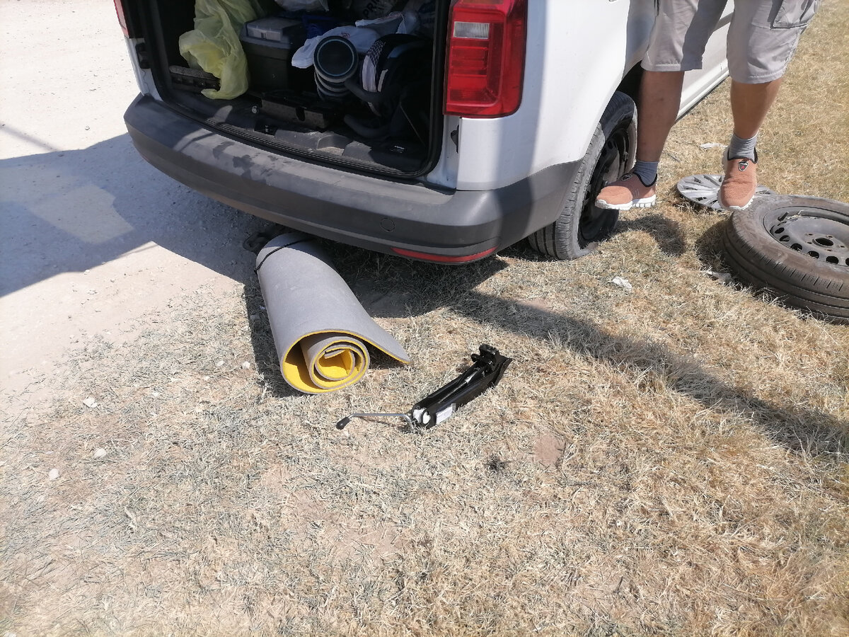 Муж меняет колесо. Фото автора