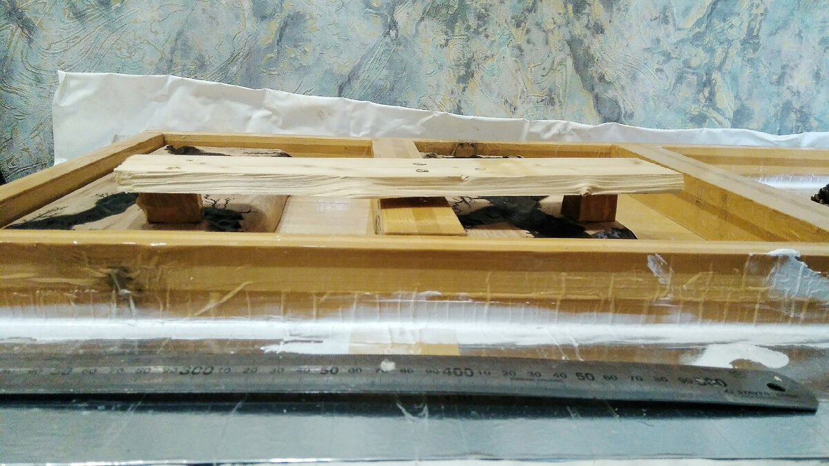 Прижимаем дерево ко дну формы