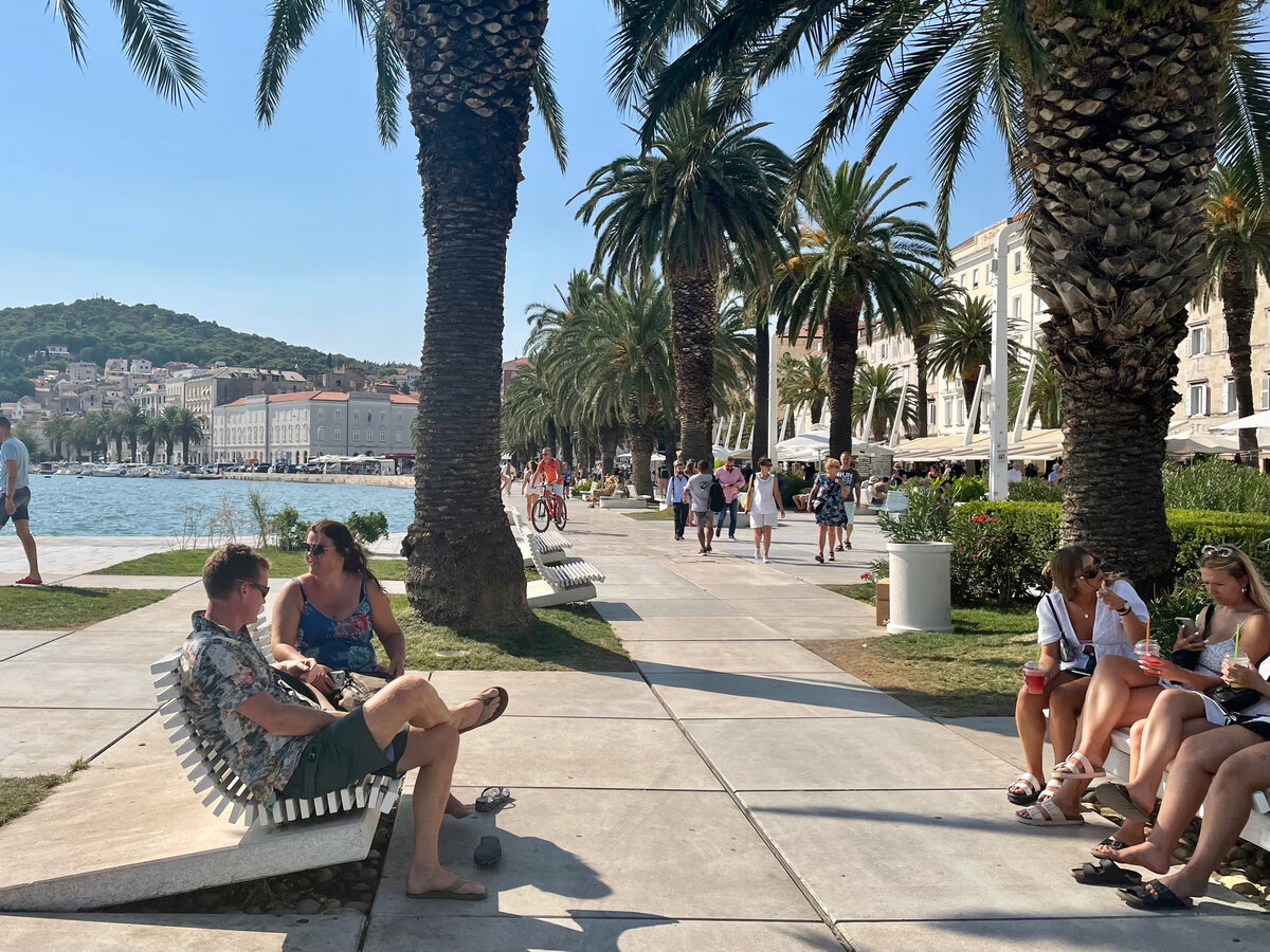 На набережной Сплита - все отдыхают, как и прежде. Фото автора