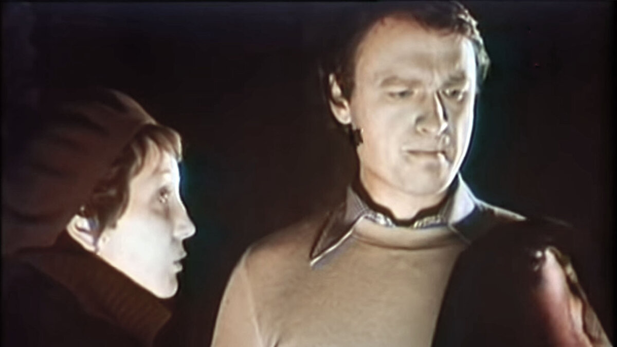 Кадр из фильма "Три ненастных дня". Игнатий Казанский (Геннадий Богачев) и его девушка Наташа (Галина Шмакова).