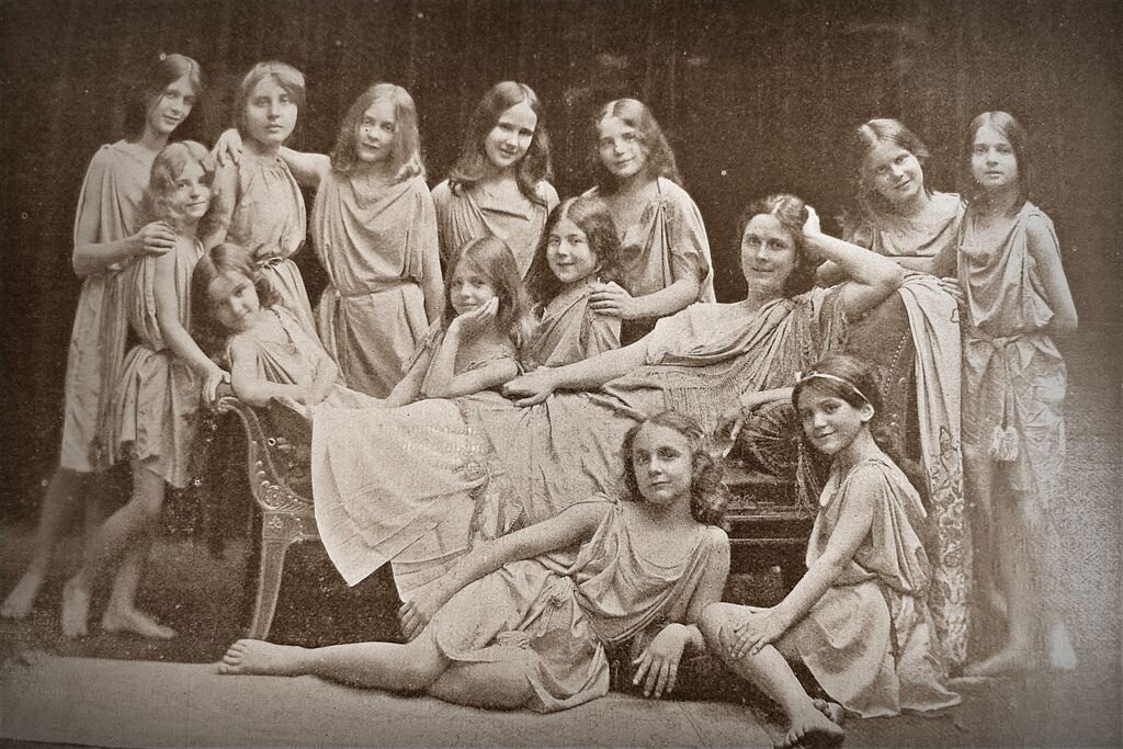 Ученицы вместе с Айседорой Дункан в ее школе танца