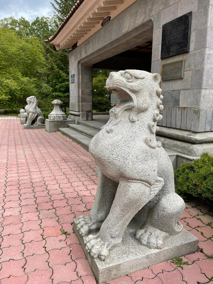 Японские львы у входа в музей