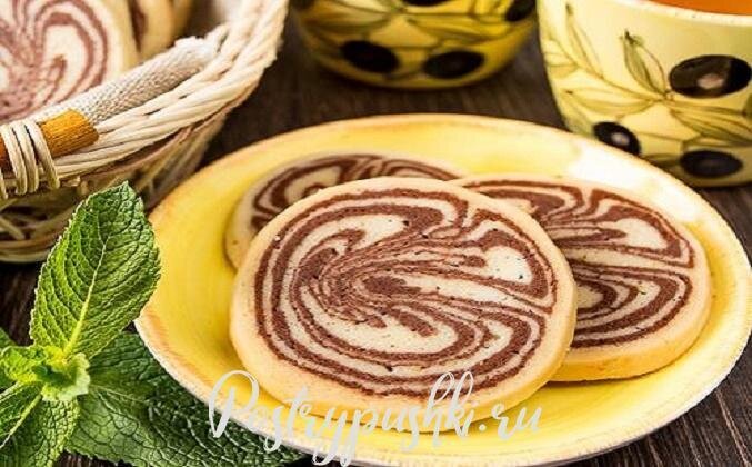 Песочное печенье с рисунком мраморных разводов в первую очередь привлекает своим необычным видом, но затем, с каждым кусочком, начинаешь всё больше и больше влюбляться в его вкус. Печенье, хотя и песочное, но очень нежное и мягкое. 