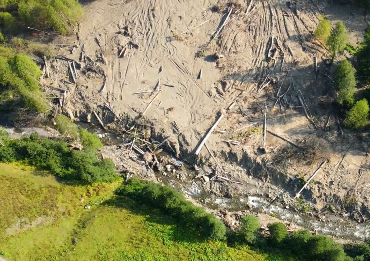 В августе все ещё виднеются следы сошедшей горы