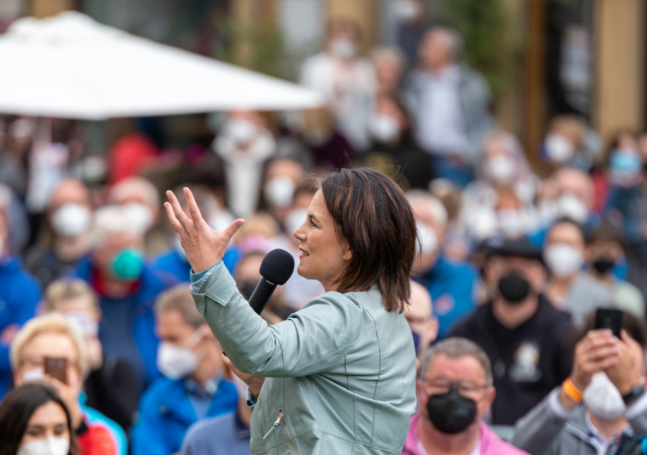 Анналена Бербок на предвыборном мероприятии. https://annalena-baerbock.de/
